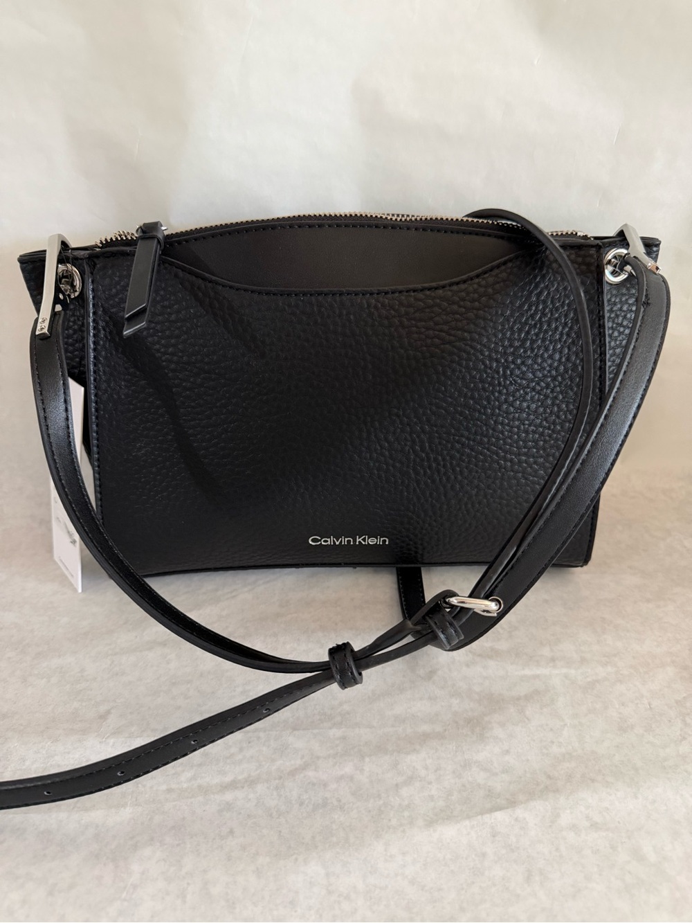 Calvin Klein
Garnet Adjustable Top Zipper Crossbody